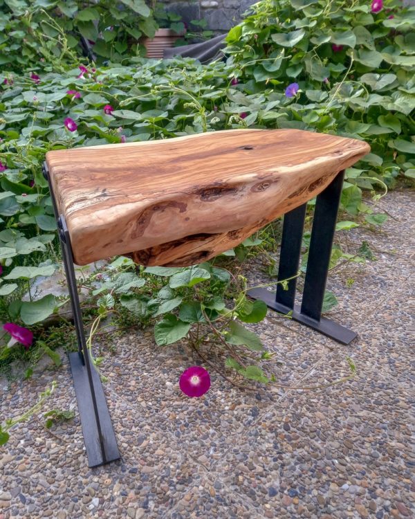 Mesa auxiliar de madera de olivo natural y metal