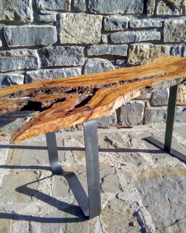 Mesa de centro de madera de olivo natural con patas de metal
